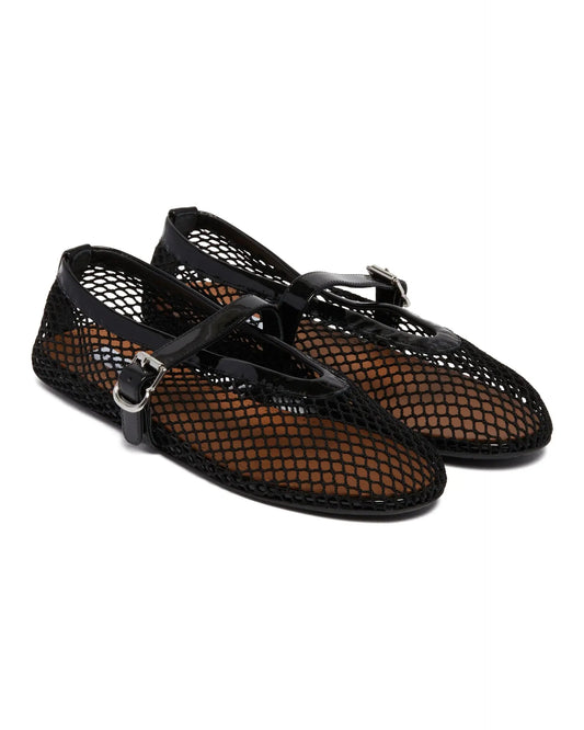 Ballerine Nere In rete di Alaia. Tomaia a rete in nylon nero con inserti in pelle tono su tono, cinturino regolabile con fibbia, punta tonda, suola in gomma, plantare in pelle di agnello e hardware color argento.