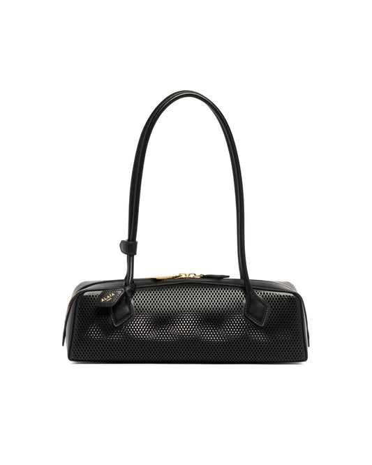 Borsa Le Teckel Media Traforata Nera di Alaia. Realizzata in pelle traforata nera con motivo a rete, forma allungata e manici tubolari in pelle tono su tono con due laccetti decorativi. Chiusura con doppia zip, specchietto removibile nella tasca interna. Dettaglio logo, hardware color oro. Dimensione (cm): 32X10X10