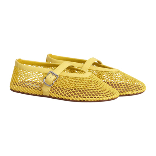 Ballerine giallo limone In rete di Alaïa. Tomaia a rete in nylon nero con inserti in pelle tono su tono, cinturino regolabile con fibbia, punta tonda, suola in gomma, plantare in pelle di agnello e hardware color argento.