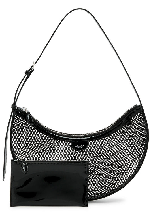 La One Piece Mini in mesh di Alaïa è una borsa a spalla elegante e sofisticata, perfetta per chi desidera un accessorio versatile e raffinato. Realizzata interamente in Italia, questa borsa combina l’artigianalità tradizionale con un’estetica contemporanea.